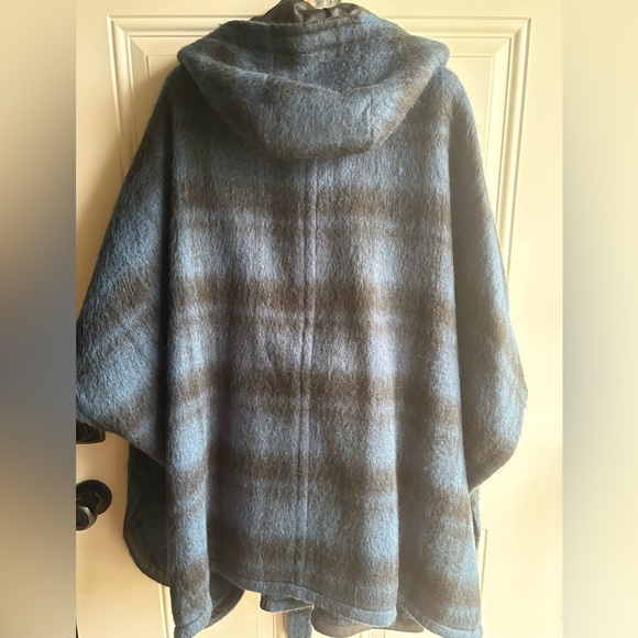 Coach Cape - Picture 4 of 4